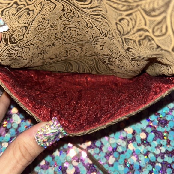 Elegant Brown Embossed Shoulder Bag - Picture 4 of 6